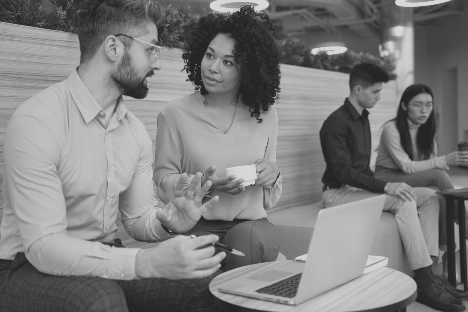 Entorno de trabajo profesional con tecnología financiera